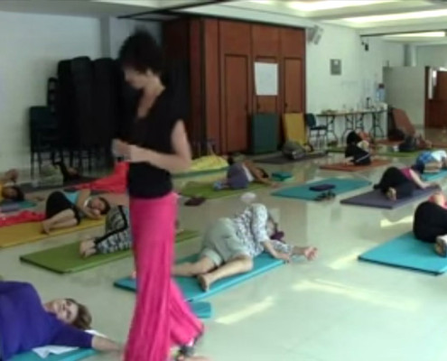 Clase-de-Feldenkrais-Como-estar-erguido-por-Lea-Kaufman,-en-la-Formacion-Feldenkrais-Colombia
